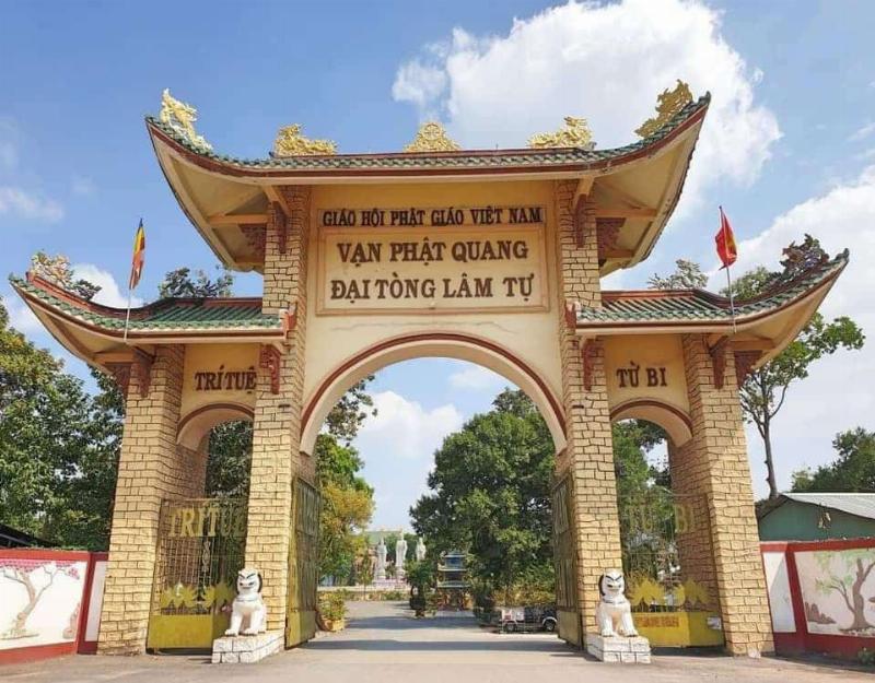 Chánh Điện rộng lớn tại chùa Đại Tòng Lâm tự Bà Rịa Vũng Tàu, không gian trang nghiêm để lễ bái và tụng kinh